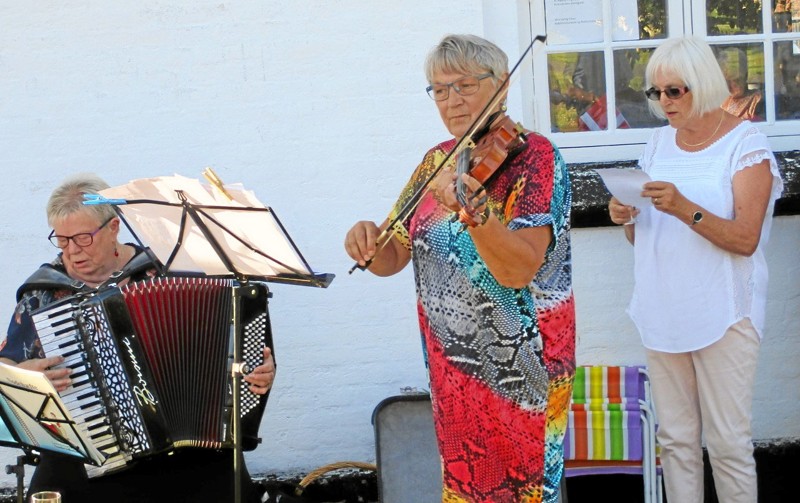 Støvring Folkedanseres faste musikanter har forud for den nye sæson været nødt til at tænke i nye baner sammen med foreningens mangeårige instruktør. Her ses de tre musikanter, fra venstre Gertrud Bjerg, Mia Hansen og Jonna Nilsson. Privatfoto