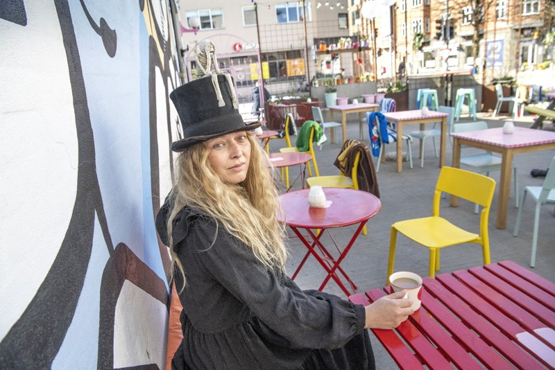 Helen Jensen elsker at  sidde med kaffe, lytte til musik og se livet udspille sig. Foto Henrik Louis