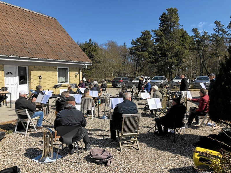 Selv om det ser ud af mange, så var alle restriktioner om antal og afstand overholdt. Foto: Lisa Farum Kristiansen