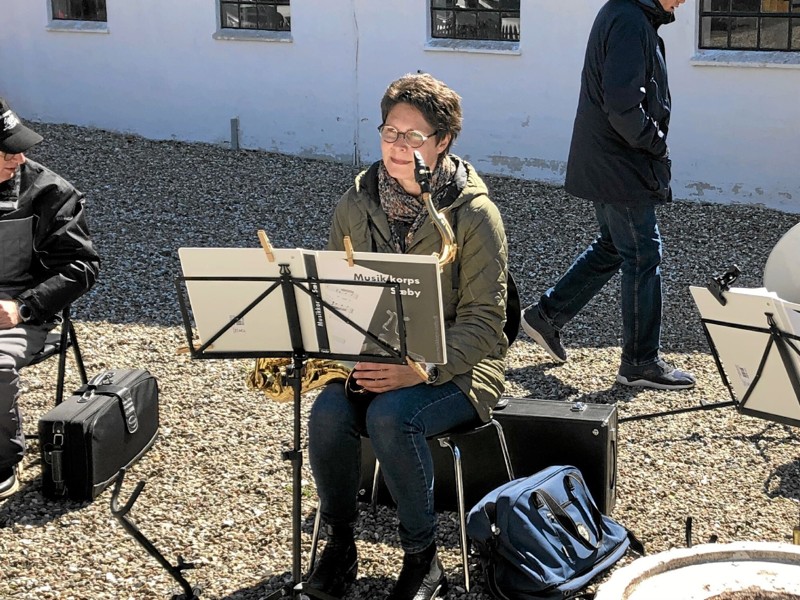 Formanden for Musikkorps Sæby, Berit Heisel, nød at korpset kunne samles igen, trods de nye omgivelser. Foto: Lisa Farum Kristiansen