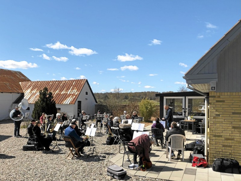 Der var god plads, afstand og smuk blå himmel ved det udendørs øvearrangement for Musikkorps Sæby. Foto: Lisa Farum Kristiansen