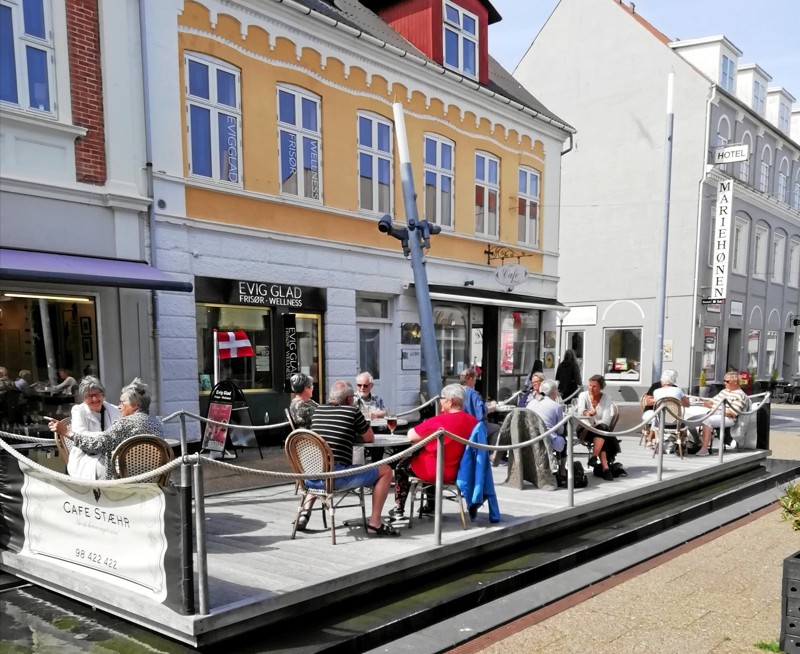 Nyd maden udendøre hos Café Stæhr, hvis vejret tillader det. Billedet er fra inden, coronaen ramte. Privatfofo