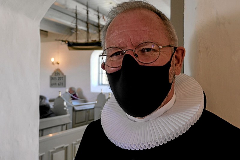 - Det er den første næsten hele gudstjeneste i Råbjerg Sogn i rigtig lang tid, fortæller sognepræst Erik Colding Thaysen. Foto: Peter Jørgensen