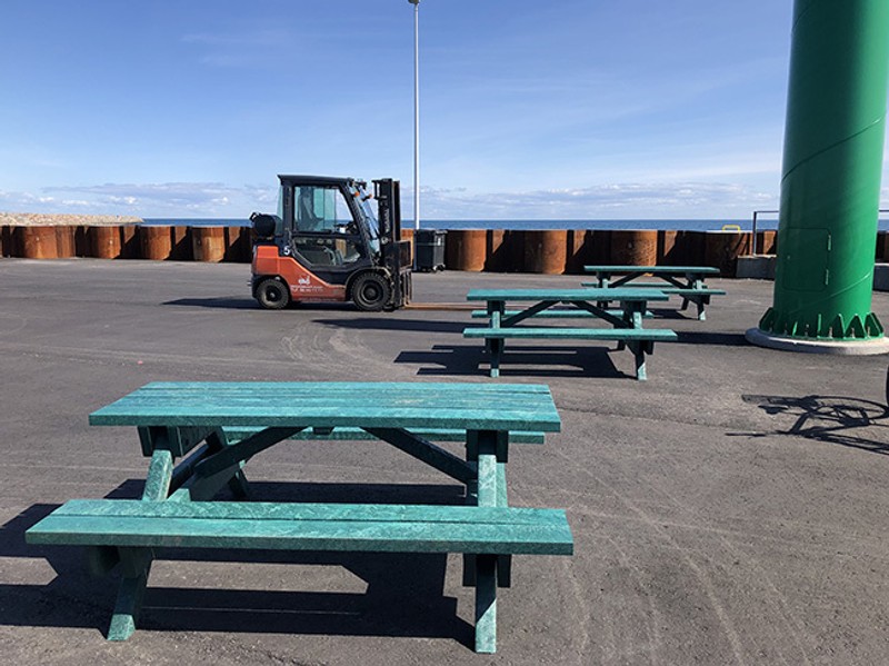 De nye bord bænkesæt, som er lavet af gamle fisketrawl står nu klar til gæsterne på Skagen Havn. Foto: Skagen Havn