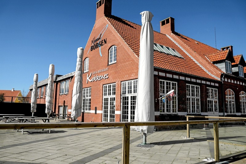 Indehaver af Kokkenes i Skagen og Freddy's Bar i Frederikshavn Lars Trie siger nej til, at åbne Kokkenes i men åbner Freddy’s med et brag og har udendørs koncert både fredag og lørdag. Foto: Peter Jørgensen