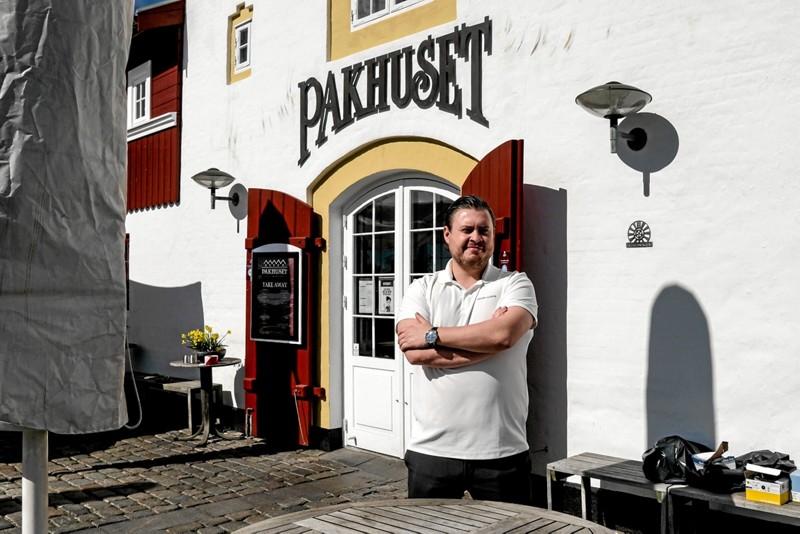 På Pakhuset fortæller Sylvester Madsen, at der åbnes op for både ude- og indeservering fra og med den 21. april. Men i begrænset omfang, jævnfør de nye retningslinier. Foto: Peter Jørgensen