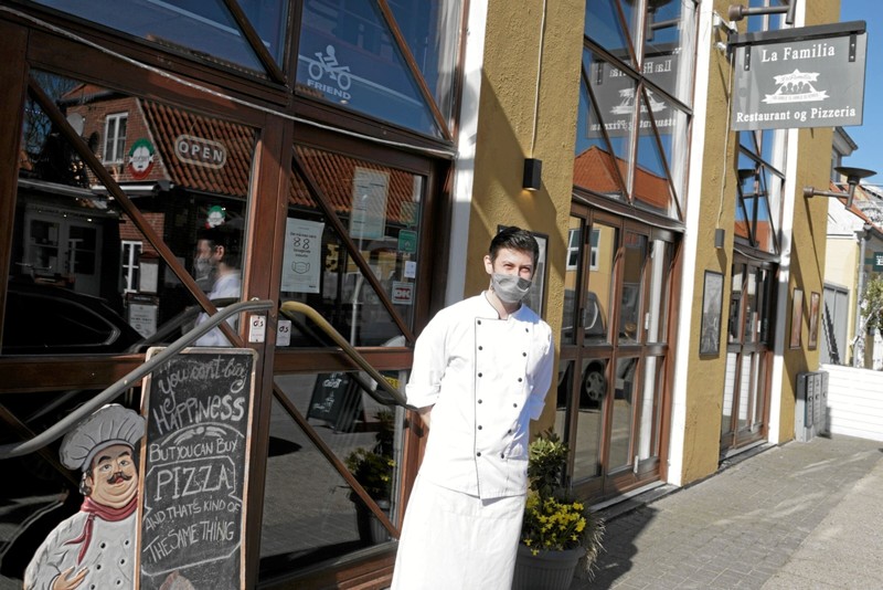 På Restaurant og Pizzeria La Familia, fortæller Alex Viresan, at glæden over igen at kunne åbne er stor. Planen er, at der bliver åbnet helt op både ude og inde. Foto: Peter Jørgensen