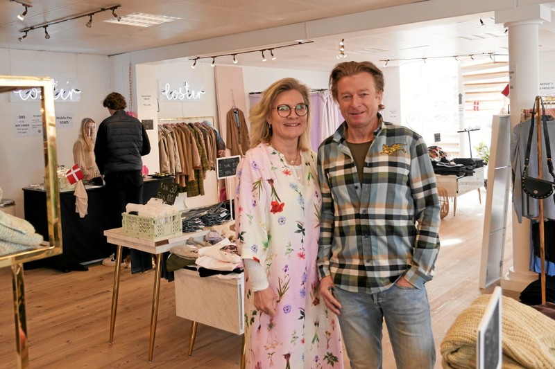 Vi henvender os til en bred målgruppe med livsstils tøj i flotte farver,som stort set kun er fremstillet af naturprodukter, fortæller Pia og Chris Coster. Foto: Peter Jørgensen