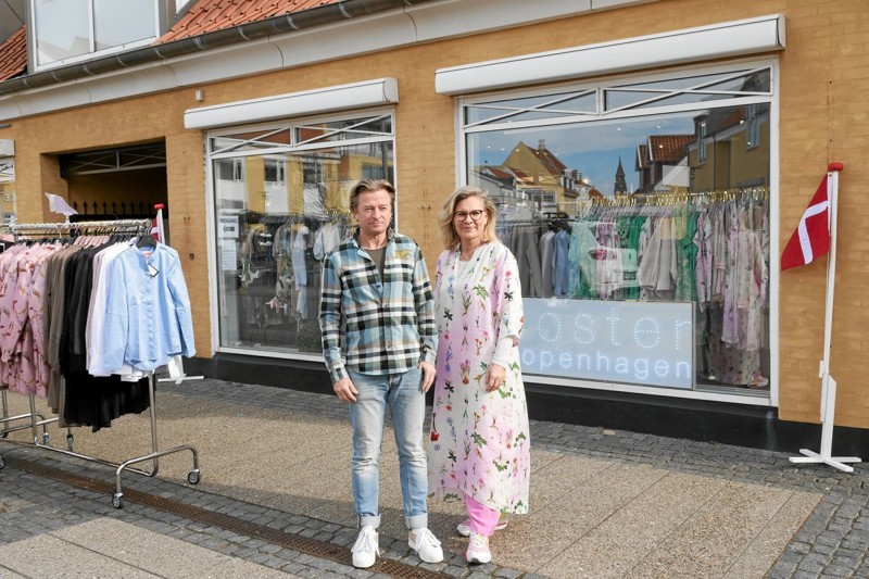 Coster Copenhagen har åbnet sommerbutik på Skråvej i Skagen, hvor man kan købe en masse lækkert designertøj til nogle gode priser. Foto: Peter Jørgensen