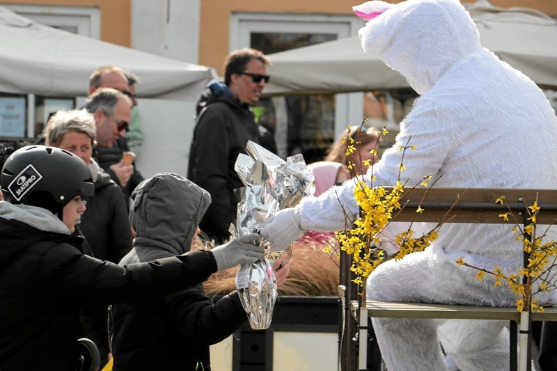 Påskehumøret var højt i Skagen, hvor der Påskelørdag blev delt gratis påskeæg ud til børn mellem 0 og 12 år. Foto: Peter Jørgensen