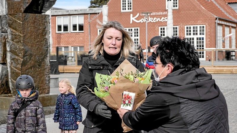 Formand for Skagen Handelsstandsforenings aktivitetsudvalg Jette Nielsen åbnede sammen med borgmester Birgit Hansen, Skagens Påskeevent på Kappelborg torvet. Foto: Peter Jørgensen