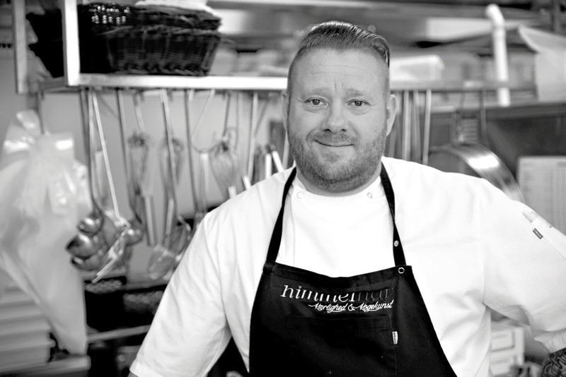 Flemming V. Jensen: Hvem siger, at det kun er i weekenden, vi skal have det rart og noget at glæde os til. Hverdagen må gerne byde på en lille fest. Vores onsdage bliver en gastronomiens ’lille lørdag’