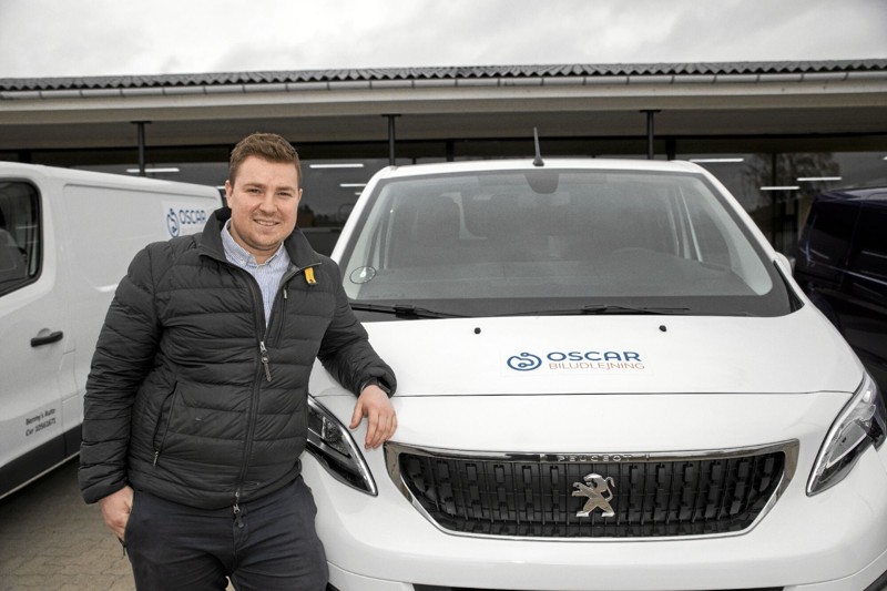 Jonas Nordentoft Jakobsen med en af de næsten nye Peugeot varevogne man kan leje. Foto: Michael Madsen