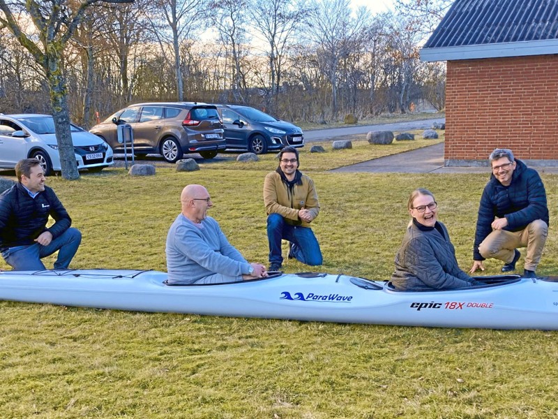 Der var stor glæde over, at Frederikshavn Kajakklub nu kan præsentere den handicapvenlige kajak. Fra venstre ses afdelingsdirektør Anders Krøgh, Spar Nord. Johnny Søttrup Christensen, der fik ideen. Kasserer i Frederikshavn Kajakklub Steffen Hansen. Susanne Lindum Karlsen, første handicappede roer i klubben og yderst Søren Vestergaard Pedersen, idrætskoodinator i Frederikshavn Kommune.