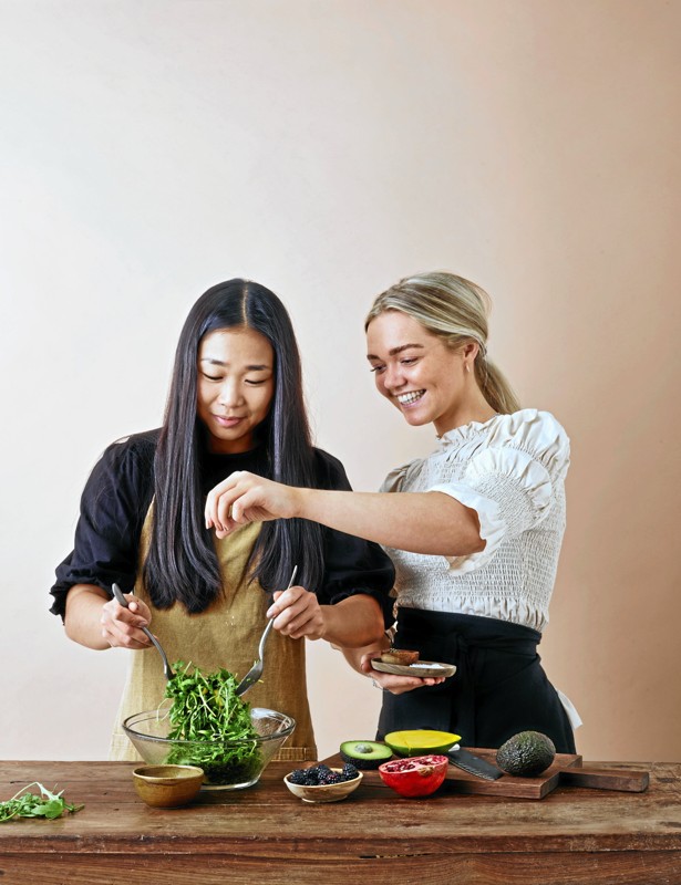 Mathilde Munksø Bentsen og Amanda Juul Jensen har sammen skabt mummum.dk - nu udgiver de også en kogebog. PR-foto: Line Klein