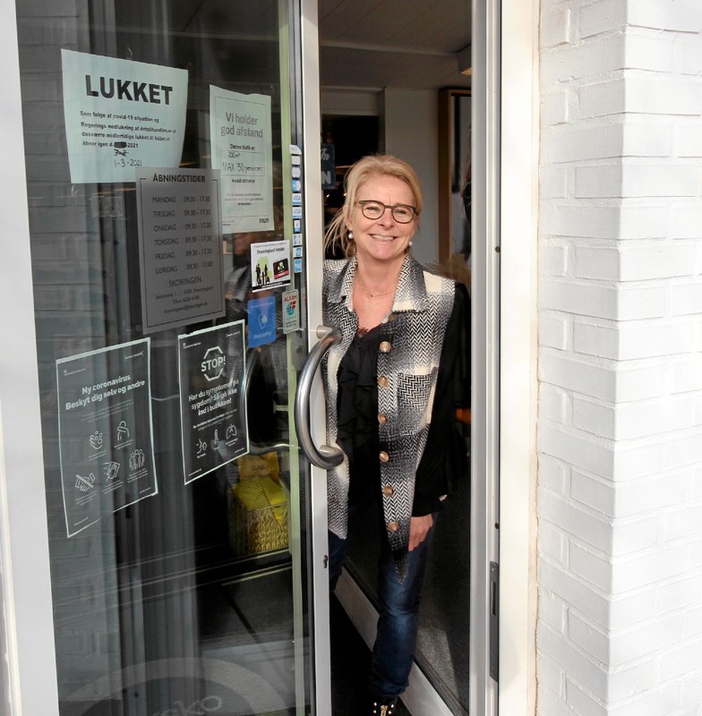Helle Sørensen kunne mandag morgen åbne døren til sin forretning, Skoringen, i Dronninglund. Foto: Jørgen Ingvardsen