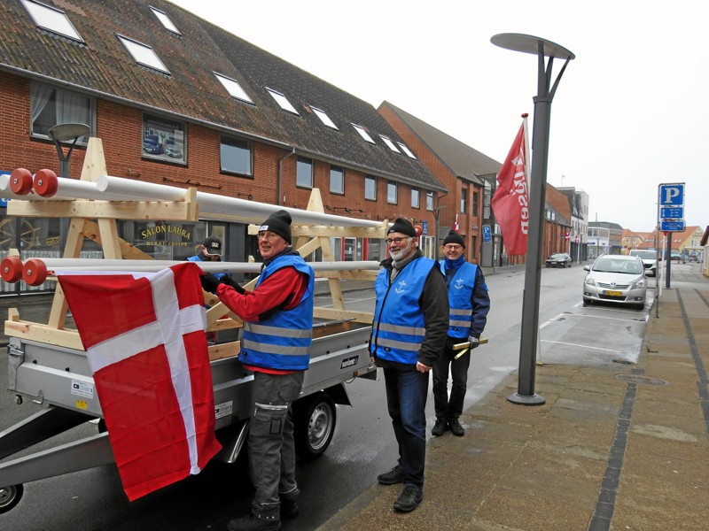 Fortovs-matroserne i gang med at sætte flagstænger op i byens gader og pladser.