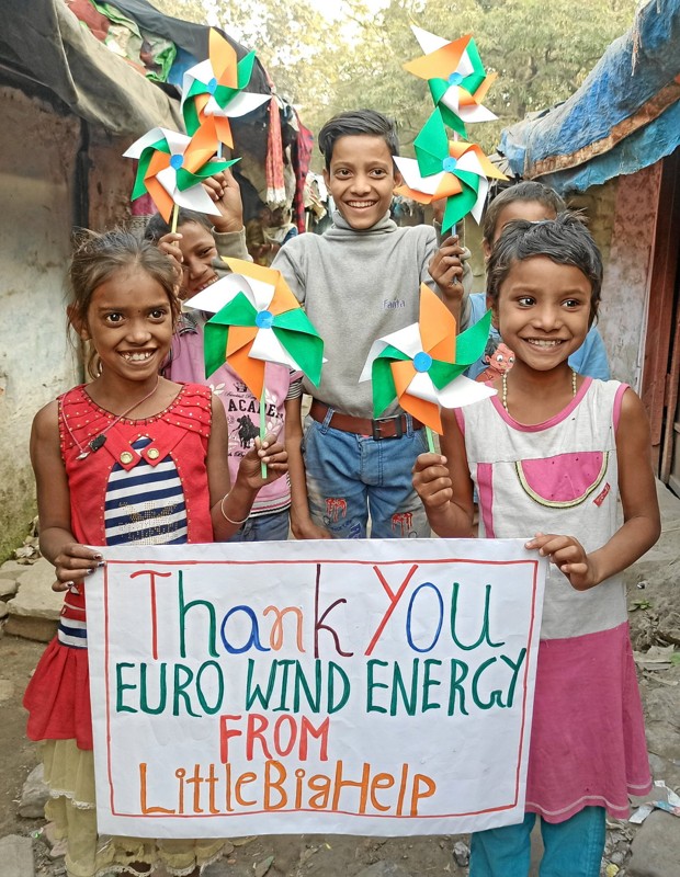 Pengene fra Eurowind Energy er med til at hjælpe ti børn i Indiens slum med at komme i skole - og som det fremgår af skiltet, er hjælpen blevet modtaget med stor taknemmelighed i Kolkatas slumkvarterer, hvor hjælpeorganisationen Little Big Help arbejder. Privatfoto