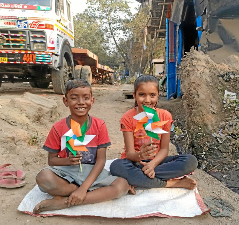 To børn i Kolkatas slum har lavet deres egne vindmøller i de indiske farver - som en hilsen til sponsoren Eurowind Energy. Privatfoto