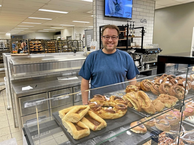 Bagermester Ståle Pedersen i sit bageri og butik. Foto: Helge Søgaard