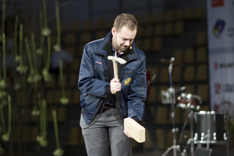 Kommunerne er parat til at gå dybere ind i opgaven med at sikre effektiv smitteopsporing, siger Jacob Bundsgaard, der her er foreviget i forbindelse med åbningen af DM i Skills og defor har en murerhammer i hånden.