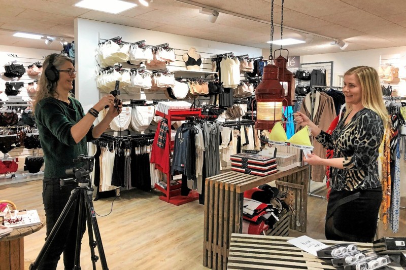 Kirsten Bøjstrup filmer, mens Helle Svendsen præsenterede gode tilbud på stribe. Foto: Kirsten Olsen