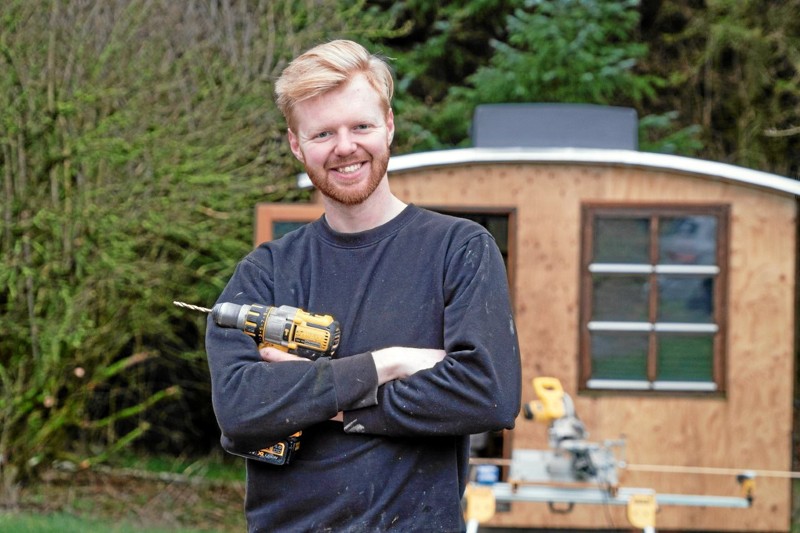 Indehaver Daniel Klitgaard, DK-Knast Byg i Hobro, glæder sig over kundernes gode anmeldelser og udsigten til måske at vinde en helt ny Toyota-varevogn. Privatfoto