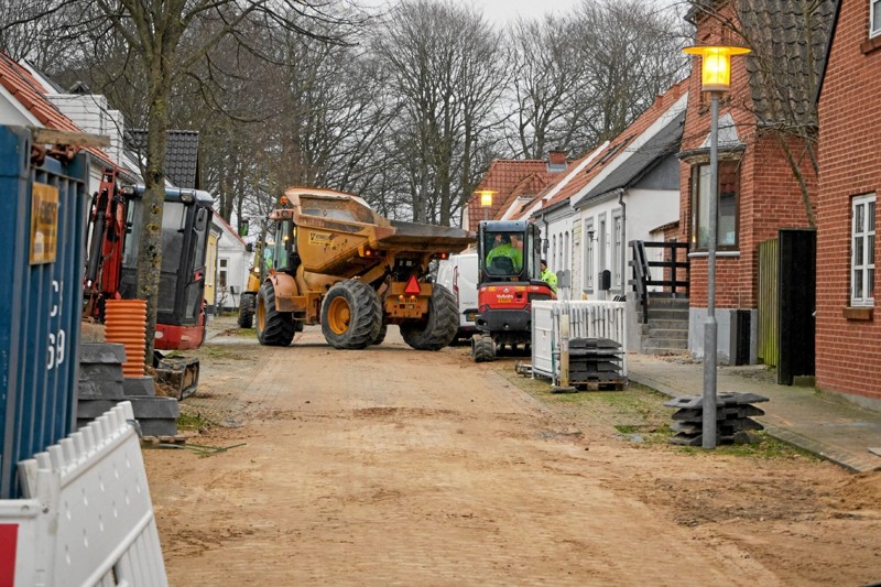 Fra nu og frem til cirka den 8. marts foretager Vennelyst Ingeniør- og Entreprenørforretning separatkloakering i Fredensgade. Foto: Niels Helver
