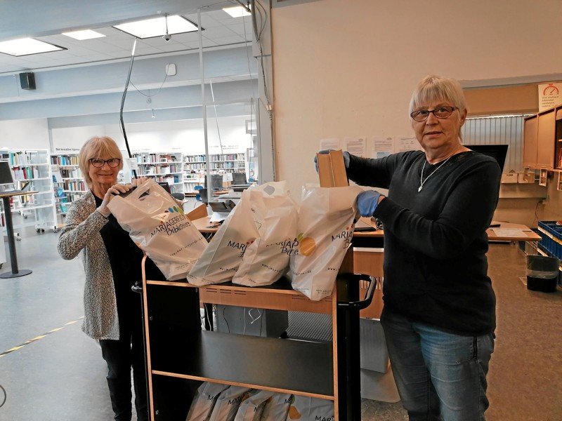 Poser med bøger og andre materialer klar til afhentning på Mariagerfjord Bibliotekerne. Privatfoto