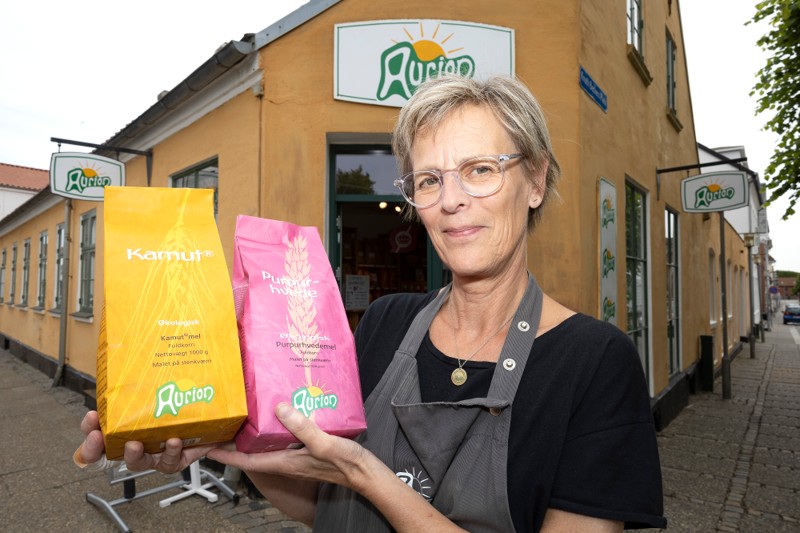 Bente Mejlholm har hidtil været bestyrer i Aurions butik i Hjørring. Men i kraft af at Aurion har besluttet ikke længere at drive butikken, så overtager Bente Mejlholm nu selv driften af forretningen. Og den kommer fremover til at hedde "Kornets Butik".