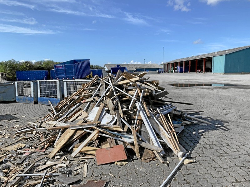 Fra 1. februar 2022 er det slut med at smide affaldstræ som dette i ”Stort brændbart”-containerne på genbrugspladserne i Vesthimmerland. Privatfoto