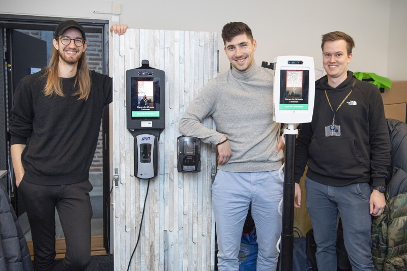 Andreas Hoffmann, Jevgenijs Galaktionovs og Hugo Markoff startede sidste år Really A Robot, som netop har sendt verdens første coronapasscanner på markedet. Foto: Henrik Bo