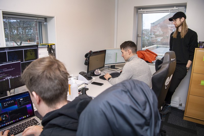 Alt arbejde med udvikling, markedsføring og salg foregår indtil videre på Really A Robots kontor i Aalborg Øst - men de tre er klar til at skalere produktionen af coronapasscanneren op. Foto: Henrik Bo