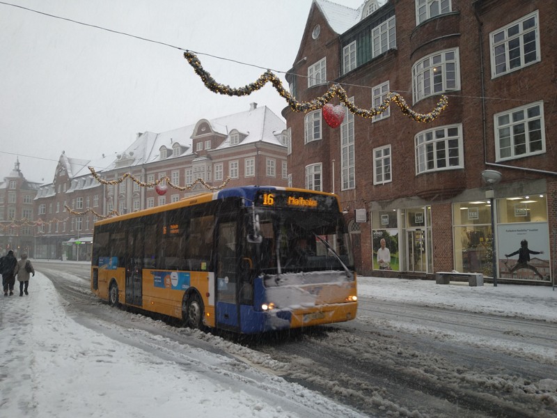 Snevejret tager til her først på eftermiddagen, og det påvirker blandt andet busserne. Foto: Sarah Thun