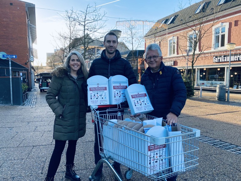 Signe Segel, Martin Bang og Peter Andersen fra Det Nordjyske Mediehus har ligesom tidligere år været rundt i butikker og restauranter med postkasserne til den store juleshopping-konkurrence.