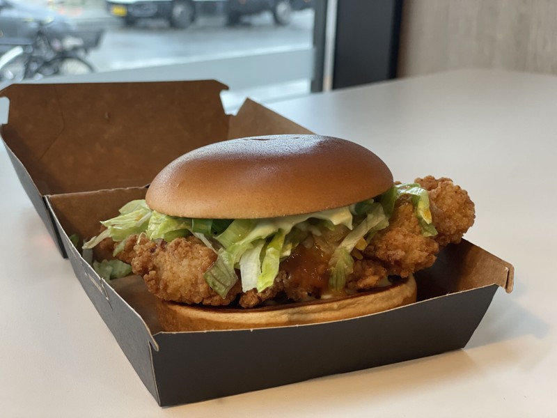 Her er den så! Henrik Jyrks nye gourmetburger Singapore Fried Chicken lavet i samarbejde med McDonald's. Foto: Victoria Skibsted