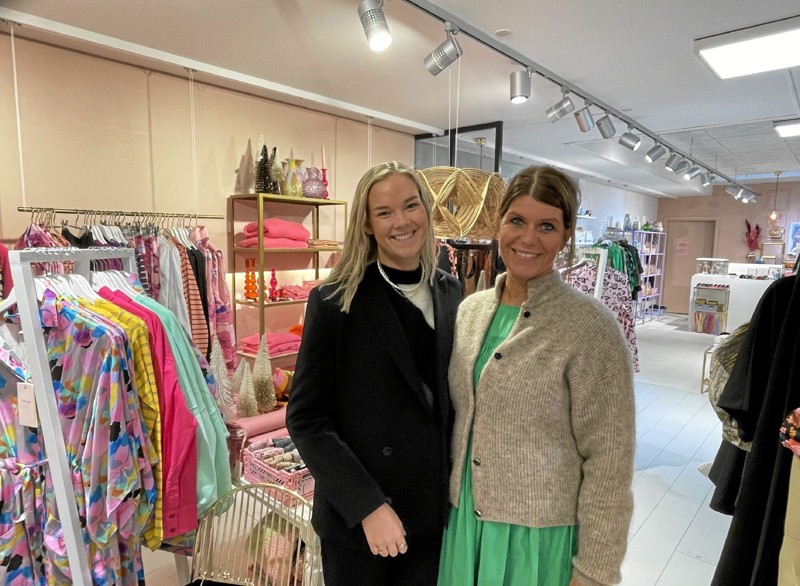 ”Vi er klar til en rigtig god og travl fredag”, fortæller Emilie Hildestad (tv) og Jeanette Larsen (th) fra modebutikken Me & Eliza. Foto: Jesper Bøss