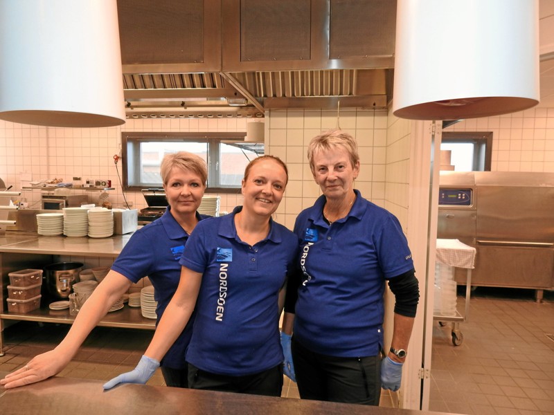 Anja Skov, Sandie Larsen og Elsa Høi er klar til atkræse for gæsterne;. Foto: Jens Brændgaard