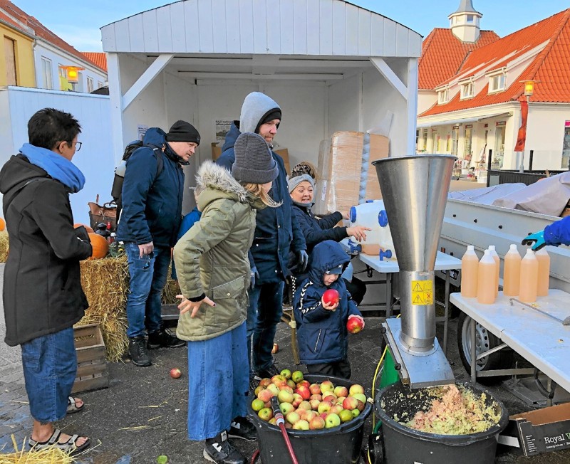 Restaurant Løkken Badehotel stod for at presse æblesaft på Torvet. Foto: Kirsten Olsen