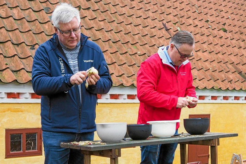 I anledning af kommunalvalget var der kartoffelskrælningskonkurrence på tid mellem de BLÅ ved Søren Smalbro og de RØDE ved Tim Jensen. Foto: Niels Helver
