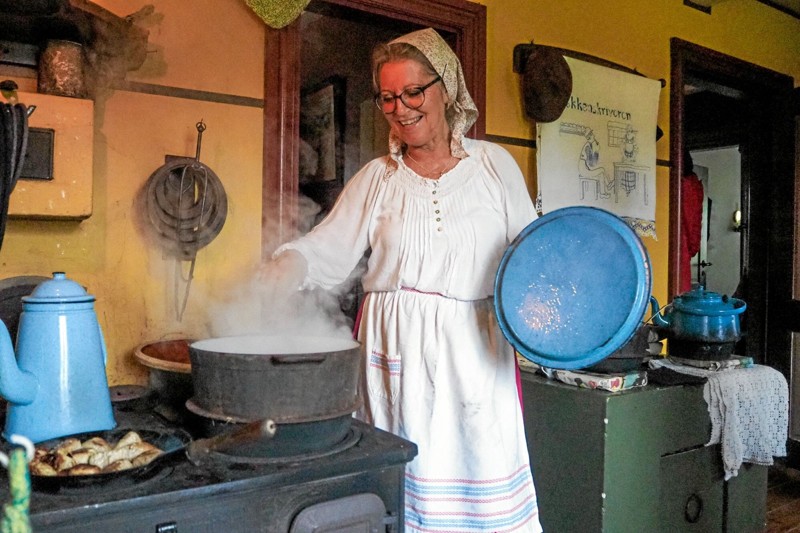 Vibeke Jensen havde travlt med at lave smagsprøver på gammeldags kartoffelretter til de mange besøgende. Foto: Niels Helver