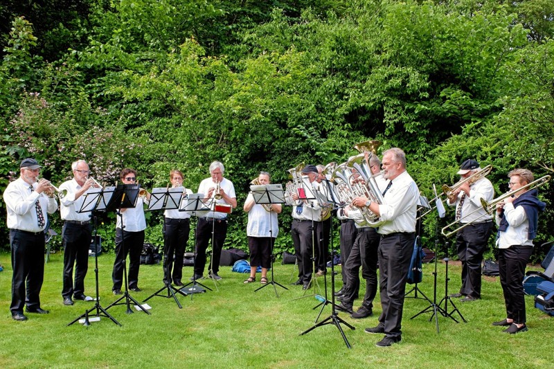 Sindal Brass Band er forsat meget aktive til begivenheder i Sindal som her til Pinsegudstjeneste i Præstegårdshaven ved Sindal Gl. Præstegaard. Foto: Niels Helver