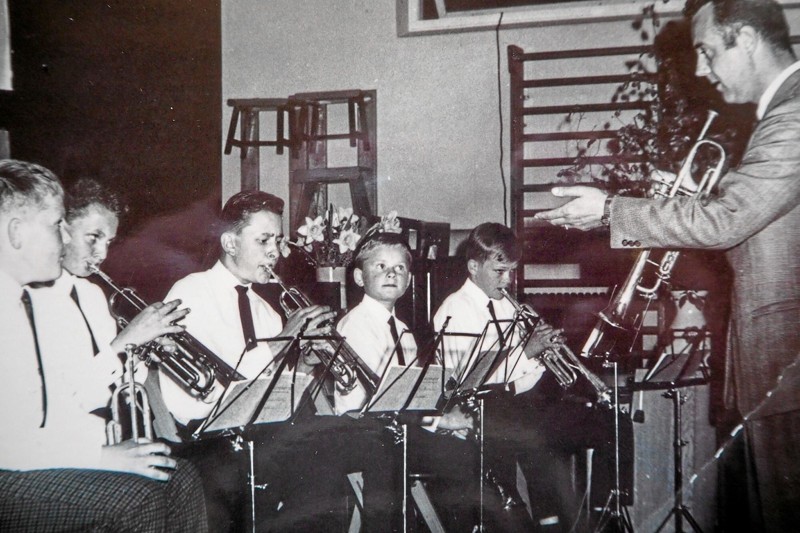 Det var i 1966 det hele startede med musiklærer på Sindal Skole Mogens Andersens initiativ til skolens frivillige musikundervisning. Asger Andersen er med fra starten. Han ses som nummer fem fra venstre.