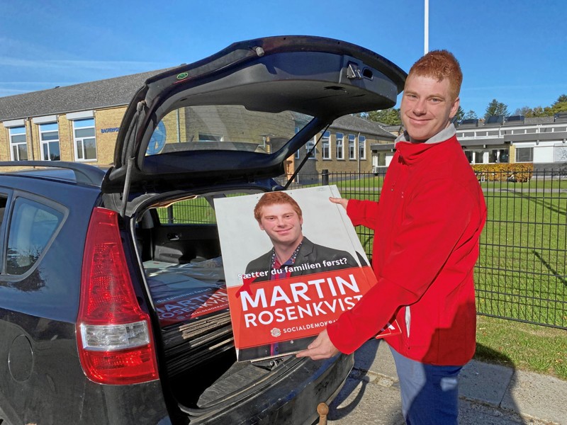 Ved Bagterpskolen var 33-årige Martin Rosenkvist i gang med at hænge plakater op sammen med svigerfar og svoger.