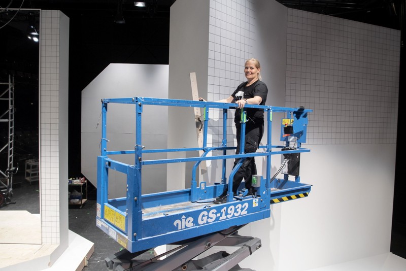 Lisa Dissing skaber mægtige flisevægge på Vendsyssel Teater. Foto: Henrik Louis Simonsen