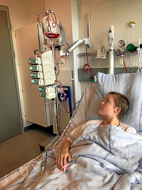 Også i 2019 fik Julie også en stamcelletransplantation - dengang med celler fra en tysk donor. Den 10. november modtager Julie stamceller fra sin mor efter en 12-dages kraftig kemokur.