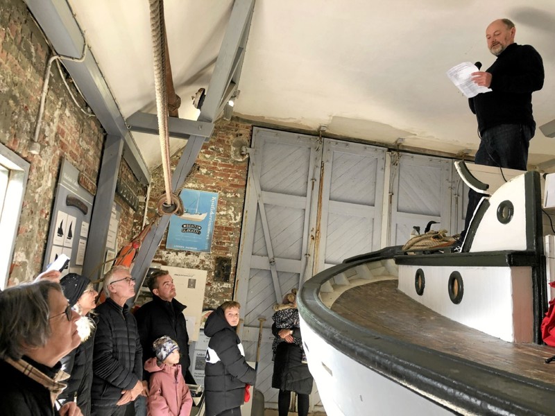 Henrik Ussing holdt sin tale om bord på fiskerbåden Bent II som står i Løkken Redningshus. Foto: Kirsten Olsen