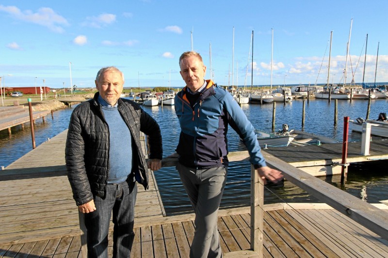 Hildo Rasmussen (A) og Peter Stecher (C) ser positivt på mulighederne for at udvikle havnen i Asaa. Foto: Jørgen Ingvardsen