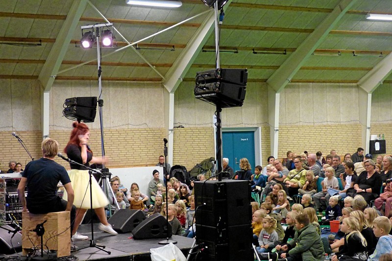Katrine Bille underholdt flere hundrede børn og voksne i idrætshallen i Øster Hurup. Foto: Ejlif Rasmussen