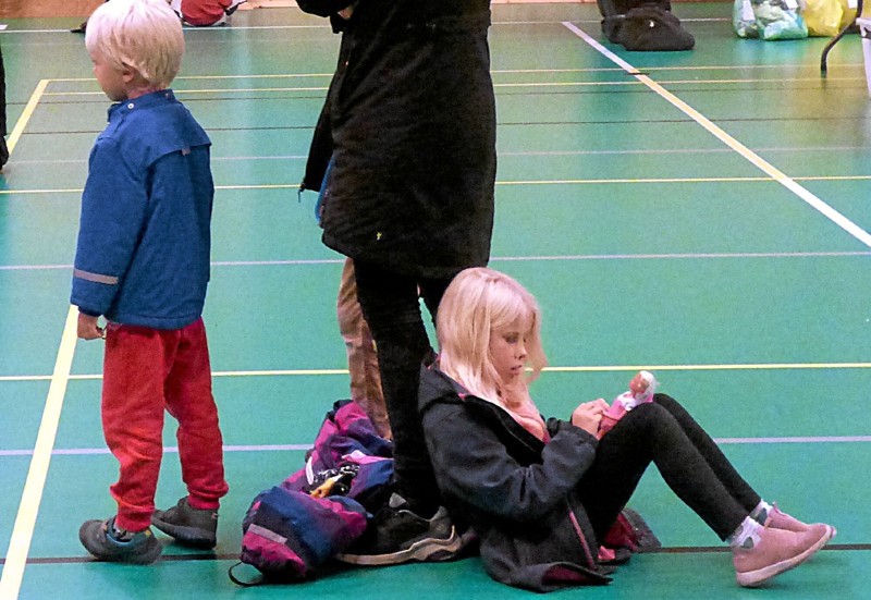 Var man ikke interesseret i onsdagens underholdning i Multihuset i Øster Hurup, kunne man jo så i stedet underholde sig med sin dukke. Foto: Ejlif Rasmussen
